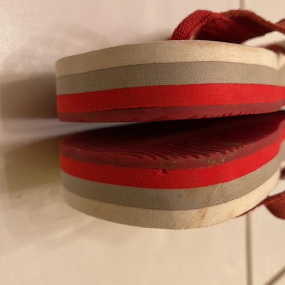 Red and white platform flip flops with suede band - Picture 6 of 7